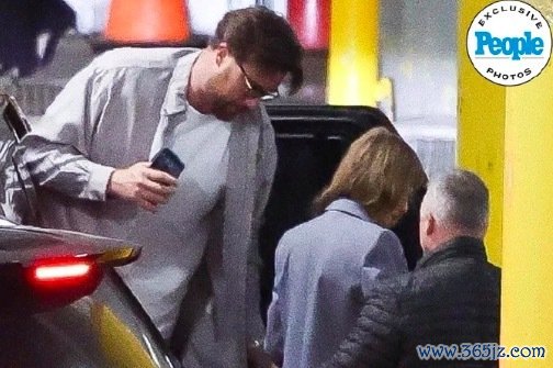 霉霉与男友出门集合 两东谈主往往被拍到甘好意思互动