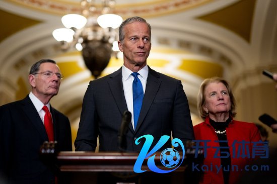 究诘院共和党指挥层，从左至右顺次为John Barrasso、John Thune和Shelley Moore Capito，在华盛顿好意思国国会大厦举行的新闻发布会技艺